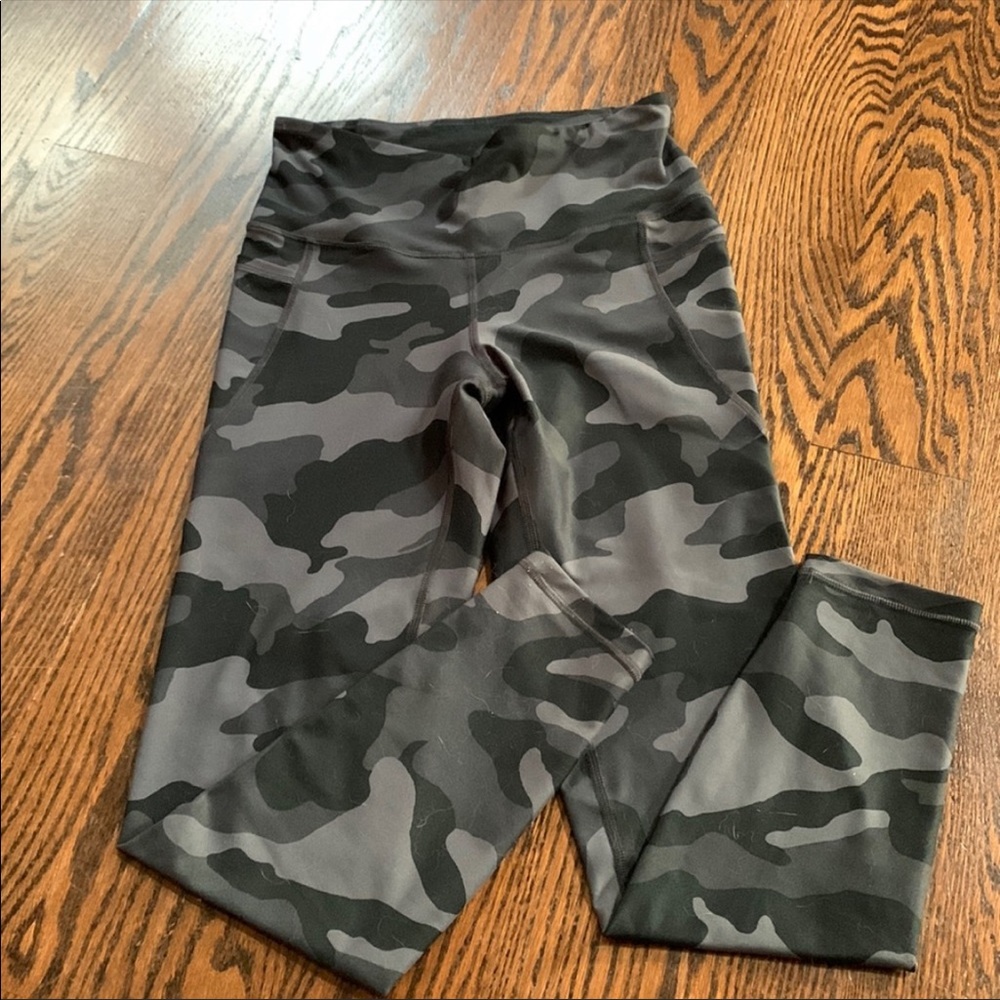 Old Navy Black and Gray Camo High-Rise Leggings